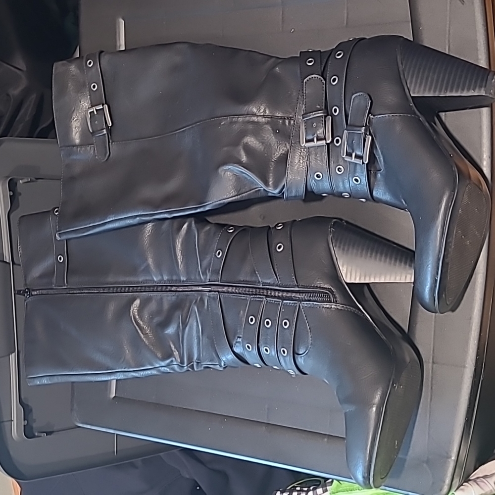 Black heeled boots